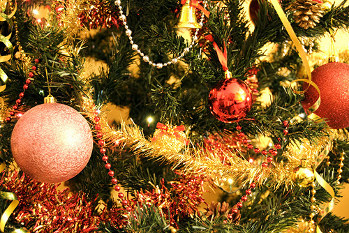 Украшение новогодней елки шарами