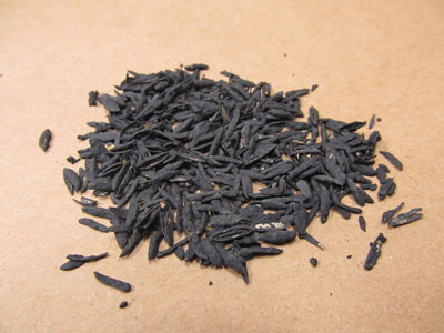 Шелуха, оставшаяся после обработки зерна, нередко используется в пиротехнике - на нее напыляется мелкий фейерверочный порох.