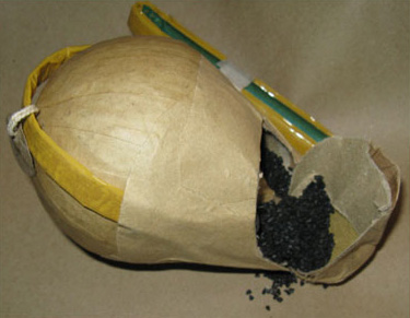 Фейерверочное изделие раскрыто, чтобы показать содержимое - пороховую смесь.