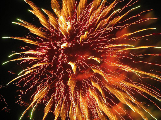 Желто-оранжевые салютные залпы