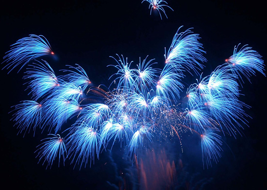 Фейерверк-шоу синего и голубого цвета