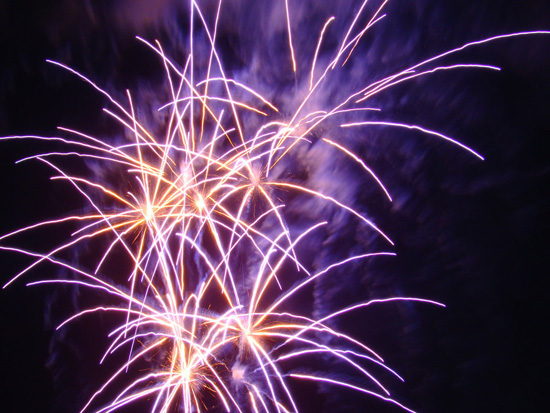 Вспышки салютных зонтиков фиолетового цвета